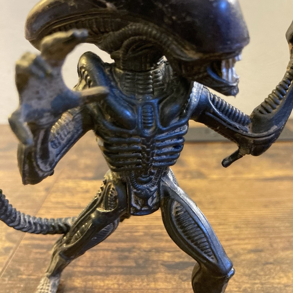 Vintage 1993 Kenner Aliens Vs. Predator Warrior Xenomorph 5" Black Action Figure - Picture 2 of 8